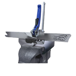 PIPE VICE - Grips 1/2" to 6" Pipe - 90 Degree Rotation